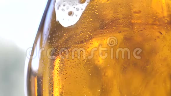 泡沫滑下啤酒杯新鲜酿造的啤酒视频的预览图