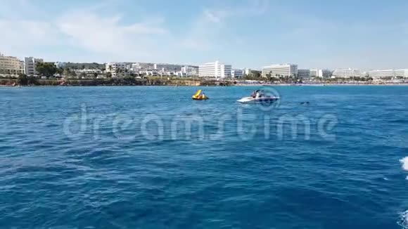 沿塞浦路斯普罗塔拉斯的地中海交通视频的预览图