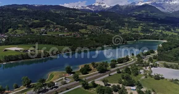 意大利4K的蓝色阿尔卑斯山小湖的鸟瞰图视频的预览图