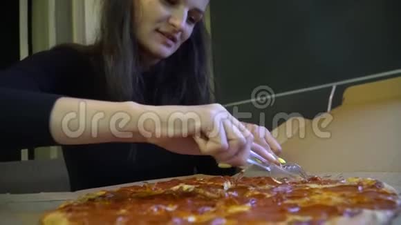 女人在餐馆里吃披萨女人切披萨视频的预览图