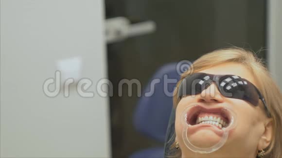 牙医在一个特殊的计算机程序加载到药片检查和调节咬带平板电脑的照片视频的预览图