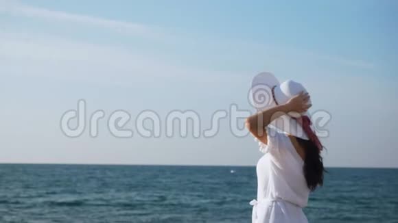 美丽的女人转过身来蓝色的海洋背景视频的预览图