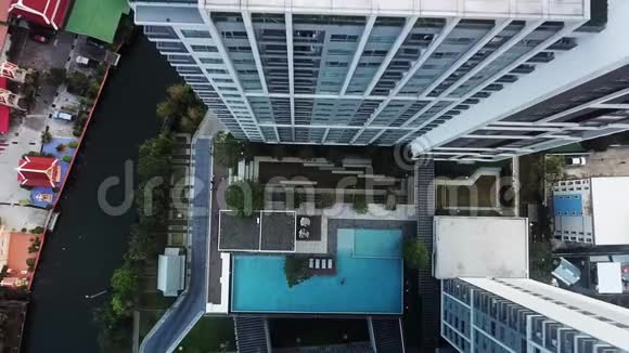 在带有游泳池和花园的公寓上方飞行视频的预览图