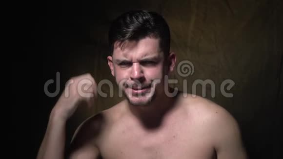 一个蓄着胡须的男人用双手捂着脸做着鬼脸露出眯眼的慢动作射击视频的预览图