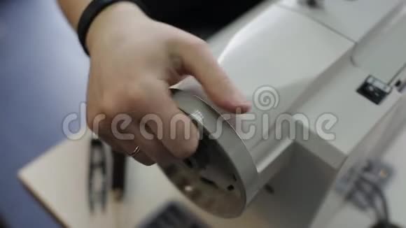 在一件皮革上缝制一件皮革到另一件皮革的近镜头他工作非常小心慢慢地用机器视频的预览图