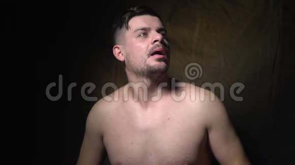 一个蓄着胡子的男人赤裸着上身挥舞着他的手试图引起人们的注意视频的预览图
