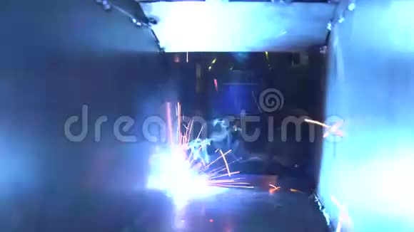 建筑工人在室外焊接零件安装生产一晚4K视频的预览图
