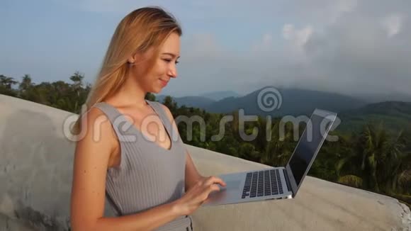 慢动作商务女性手提电脑视频的预览图