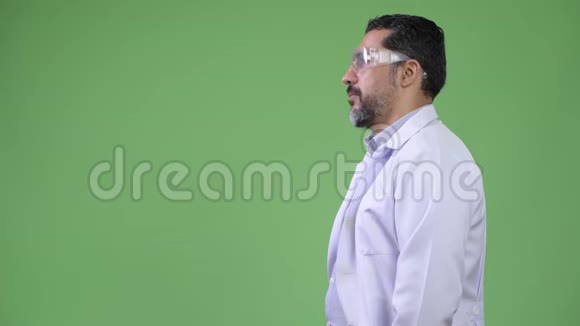 美丽的波斯胡子男医生戴着防护眼镜视频的预览图