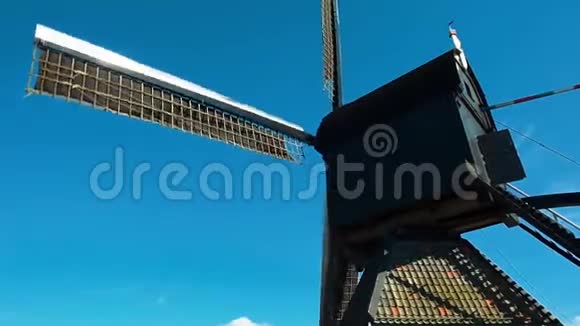来自鹿特丹海峡的传统荷兰风车水镜效果荷兰右侧转弯摄像机视频的预览图