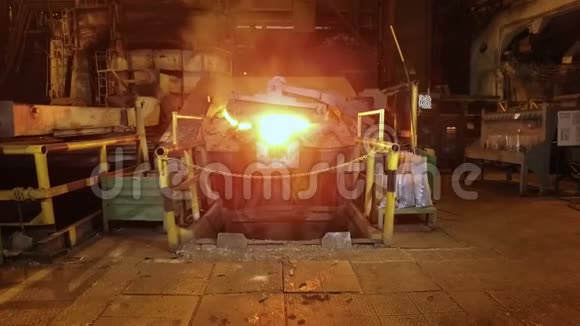 在冶金厂黑厂和红热铝厂的铸造厂照相机正向高炉推进视频的预览图