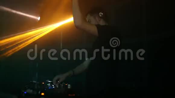 DJ让人群跳舞人们用耳机双手移动视频的预览图