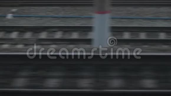 近景铁路轨道高速行驶摄像机沿着铁路移动视频的预览图