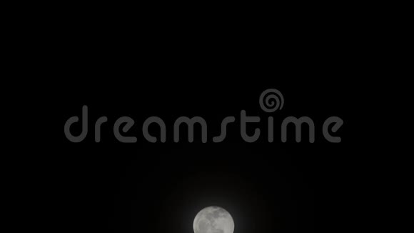 满月在黑色背景上移动视频的预览图