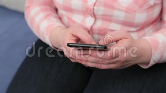 女人在智能手机上发短信视频的预览图