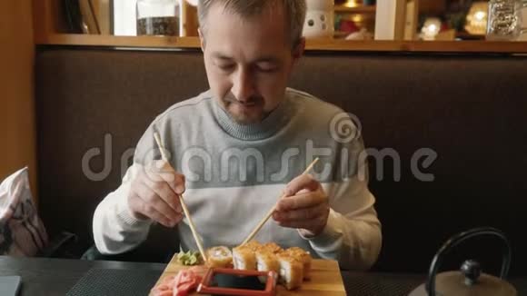 男人学会用筷子做寿司哈希筷子瓦里巴西简单的木制哈西视频的预览图