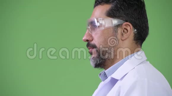 美丽的波斯胡子男医生戴着防护眼镜视频的预览图