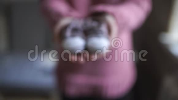 女性的手显示婴儿鞋儿童用针织鞋视频的预览图