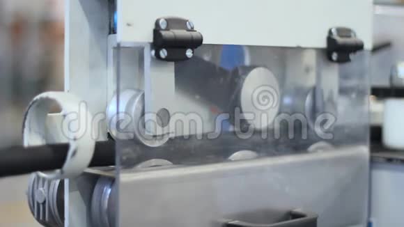 塑料软管通过输送机在机器上工业设备视频的预览图