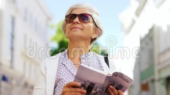 老年妇女或带城市导游步行的游客视频的预览图