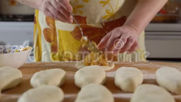 做饭一个女人把馅饼粘在一起视频的预览图