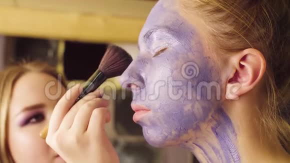 面子艺术模特与化妆师交谈视频的预览图