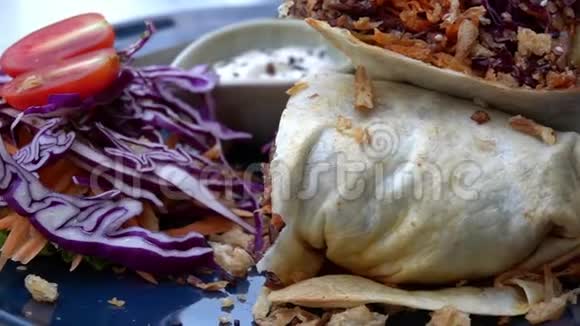 纯素玉米饼包墨西哥卷与烤蔬菜健康和可持续性生活方式视频的预览图