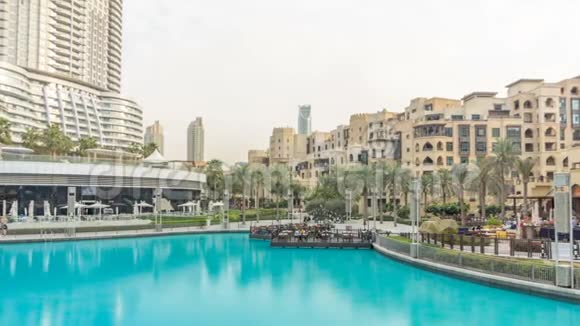 日落时分迪拜最大的音乐喷泉附近的游泳池和房子阿联酋迪拜视频的预览图