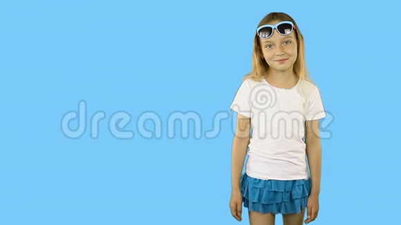 谦虚的小女孩笑着用一只空的手掌握住一只手广告模板会在女孩身上放东西视频的预览图
