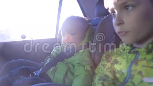 孩子们在车里旅行视频的预览图