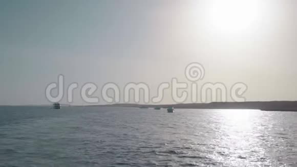 船尾在海洋日落拍摄大船后面的水沫痕迹一直延伸到地平线视频的预览图