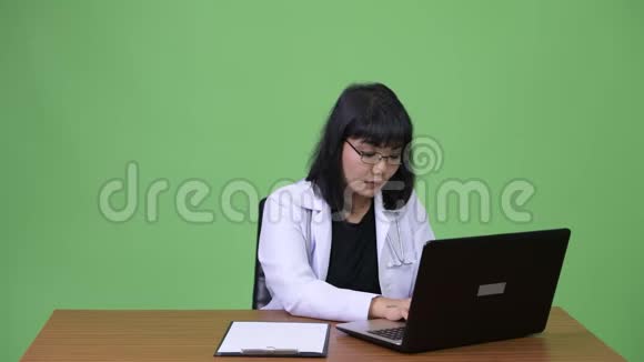 美丽的亚洲女医生多项工作任务视频的预览图