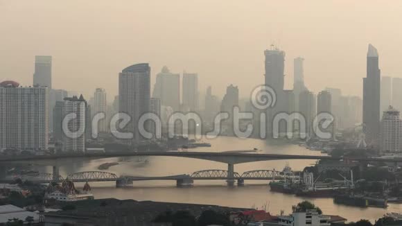 泰国曼谷市薄雾中的潮法拉河视频的预览图