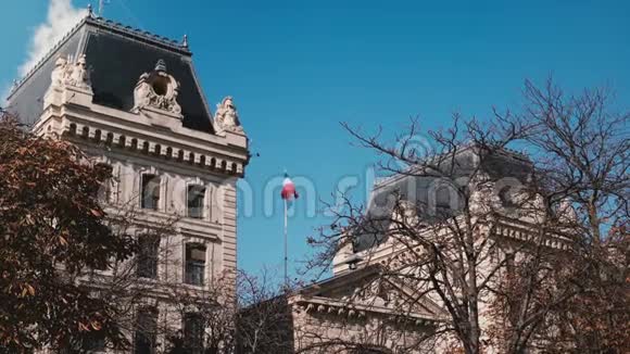 法国巴黎警察局大楼晴天在蓝天上飘扬的法国国旗欧洲历史地标4K视频的预览图