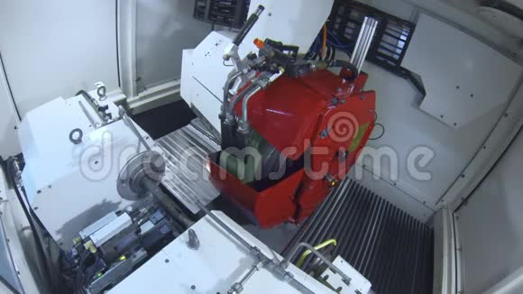用水冷却的磨床工厂车间的工业机器视频的预览图