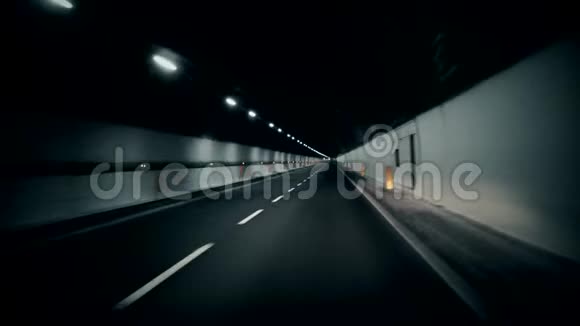 在隧道里开车慢节奏视频的预览图