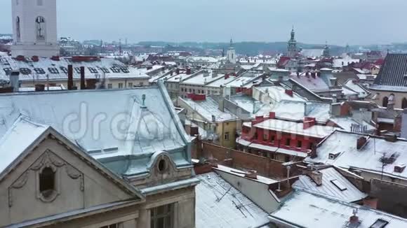 冬季利沃夫历史中心鸟瞰图无人机射击视频的预览图