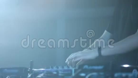 一个专业的DJ为在俱乐部跳舞的人演奏音乐作品音乐设备照相机视频的预览图
