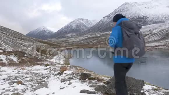 一个人独自在一个山公园里旅行背着背包视频的预览图