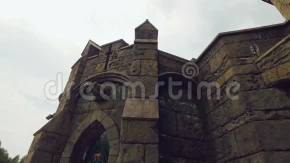 城堡正面的石雕彩色窗户哥特式风格照相机正在移动视频的预览图