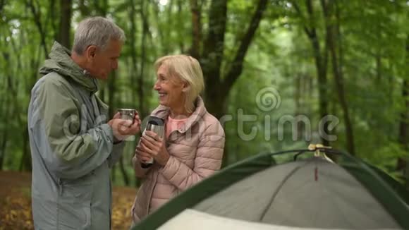 欢乐的eldelry夫妇在树林里喝茶视频的预览图