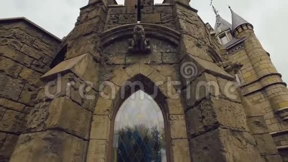 哥特式城堡生动的彩色玻璃窗摄像机向后移动浅浮雕尖顶塔楼视频的预览图