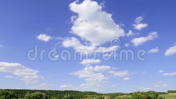 风景映衬着蓝天白云时间间隔时间推移视频的预览图