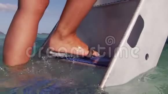 一条腿靠近一条船视频的预览图