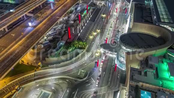 购物中心的空中景观和金融中心的道路夜间时间视频的预览图