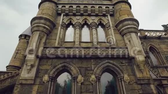 哥特式文艺复兴风格的建筑塔立面彩色玻璃窗浮雕视频的预览图