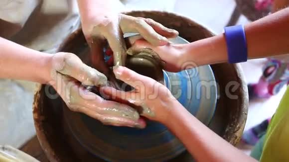 孩子学陶器视频的预览图