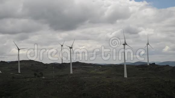 葡萄牙东北部一座山顶风力发电机组的实时可再生能源概念视频的预览图