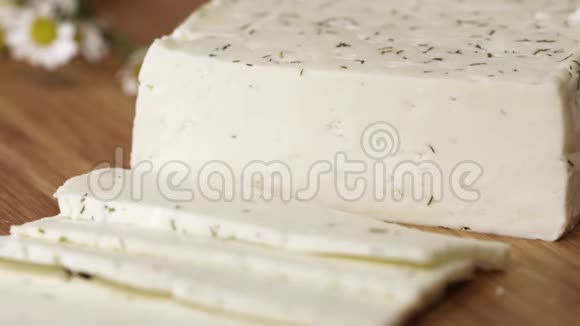 美味的白色小屋奶酪上面刻着刀子视频的预览图