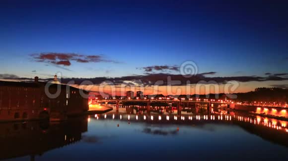 法国欧西塔尼亚加龙河在夜间穿越图卢兹市视频的预览图